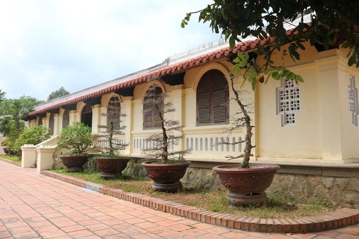 Ngôi nhà cổ hơn 130 năm tuổi ở miền Tây: Xây suốt 14 năm, có 48 cột gỗ quý và những bức chạm khắc tinh xảo