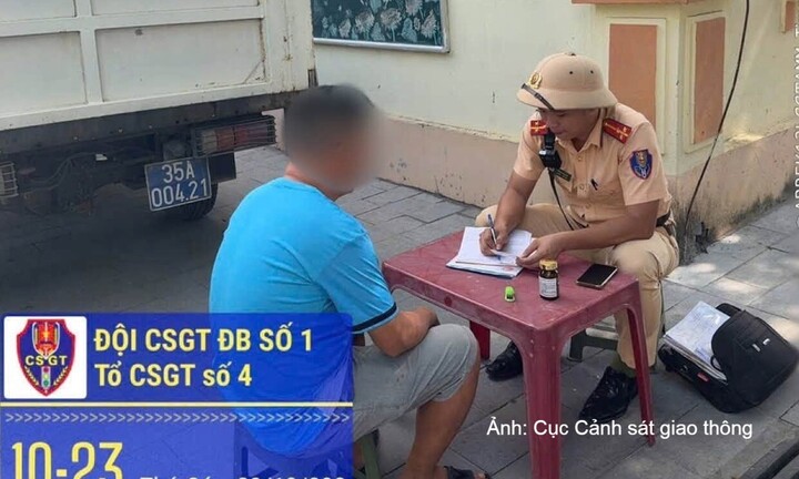 Xử phạt tài xế xe khách sử dụng điện thoại và không thắt dây an toàn