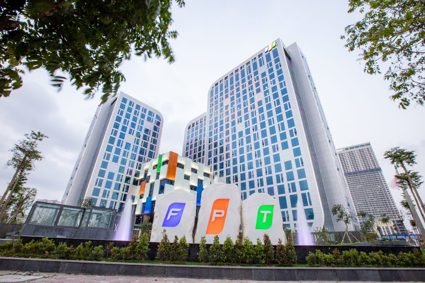 Lợi nhuận FPT tăng 13%, P/E về 10 lần, HSC và Vietcap duy trì khuyến nghị mua