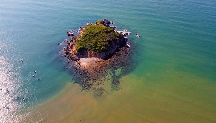 Kỳ lạ hòn đảo rộng chưa đầy 1.000m², mỗi năm chỉ vài ngày xuất hiện “con đường giữa biển”