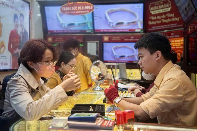 Giá vàng hôm nay 26/10: Người mua chịu lỗ, thị trường hồi hộp chờ Fed