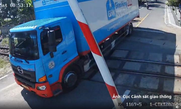 Vượt đường sắt khi cần chắn đang đóng, tài xế xe tải bị phạt 19 triệu đồng