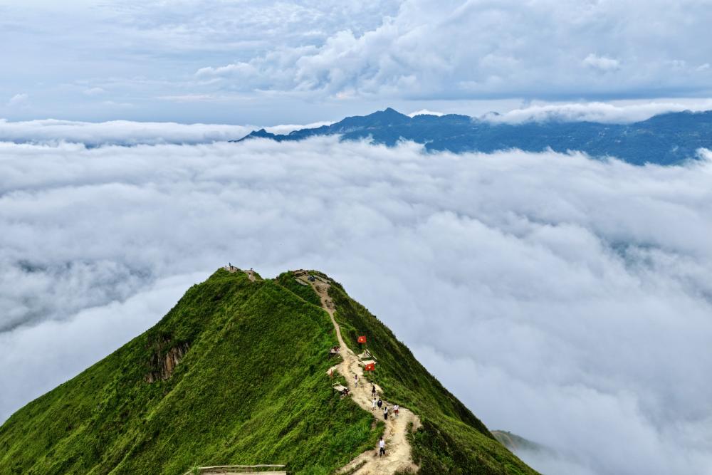 Vùng đất ở Tây Bắc sở hữu “sống lưng khủng long” giữa biển mây, đẹp tựa chốn bồng lai