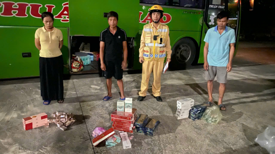 Quảng Ninh: Xe khách chở hơn 500 bao thuốc lá ngoại nhập lậu bị bắt giữ trên Quốc lộ 18