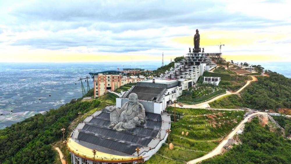 Việt Nam có ngọn núi cao 986m: Trên đỉnh là đại tượng Phật Bà 72m, nặng hơn 170 tấn đồng