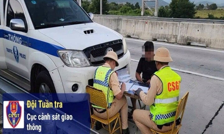 Xử phạt chủ phương tiện và tài xế sử dụng phù hiệu xe tải hết hiệu lực
