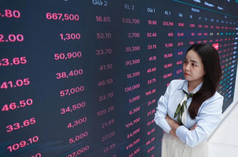 VN-Index mất gần 14 điểm phiên cuối tháng, điểm sáng đầy bất ngờ tại Kosy